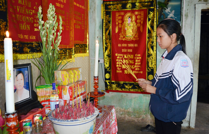 Cháu Nguyễn Thị Thùy Trang bên bàn thờ mẹ.