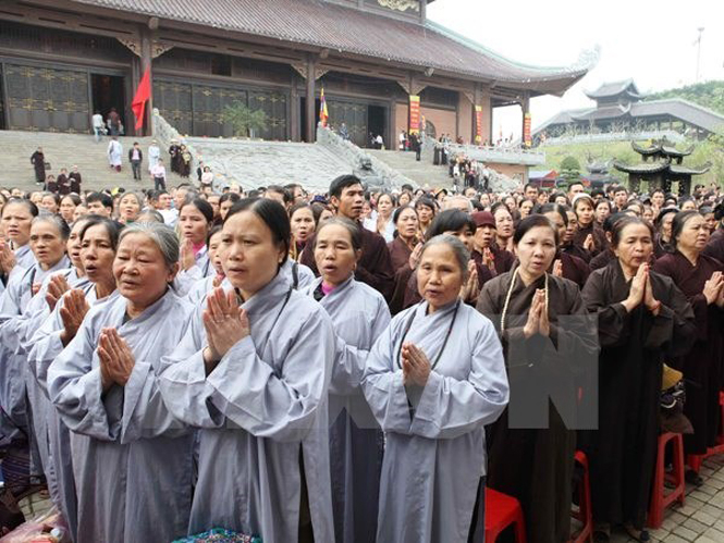 Nhiều người thân nạn nhân tai nạn giao thông cầu nguyện cho các linh hồn siêu thoát. (Ảnh: Doãn Tấn/TTXVN)