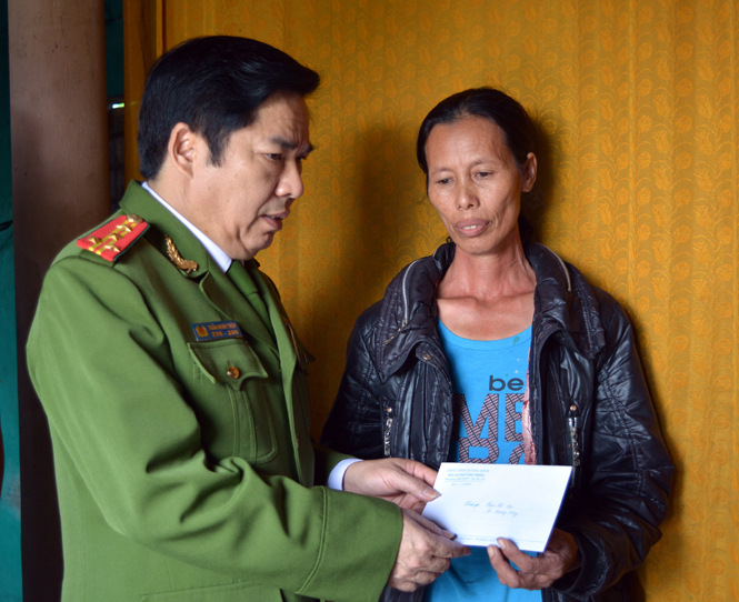 Đại tá Trần Minh Thùy, Phó Giám đốc Công an tỉnh, Phó Trưởng ban ATGT tỉnh thăm hỏi và trao tiền hỗ trợ gia đình bà Trần Thị Họa (ở thôn Hòa Bình, xã Quảng Hưng), huyện Quảng Trạch