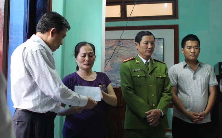 Đại diện lãnh đạo Ban An toàn giao thông tỉnh thăm gia đình nạn nhân Lê Ngọc Hà (sinh năm 1960, phường Hải Thành, thành phố Đồng Hới)