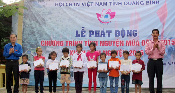 Đại diện lãnh đạo Ban Dân vận Tỉnh ủy và Hội LHTN Việt Nam tỉnh trao học bổng cho các em học sinh nghèo.