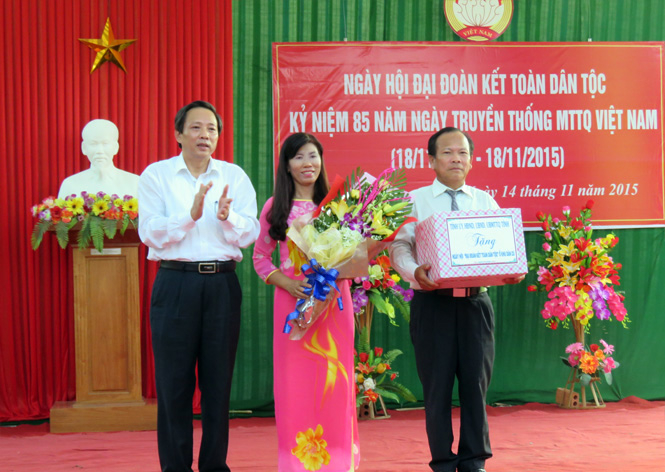 Đồng chí Hoàng Đăng Quang, Bí thư Tỉnh uỷ, Trưởng đoàn đại biểu Quốc hội tỉnh tặng quà và và hoa chúc mừng cán bộ, nhân dân Tổ dân phố 9, phường Bắc Nghĩa.