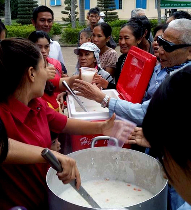 Niềm vui thể hiện rõ trên khuôn mặt của các bệnh nhân nghèo khi được chia sẻ yêu thương.