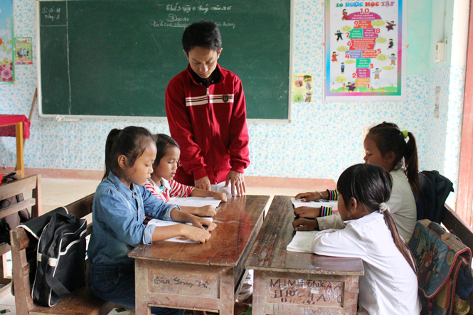 Thầy giáo Hồ Tiến Nam và lớp học VNEN.