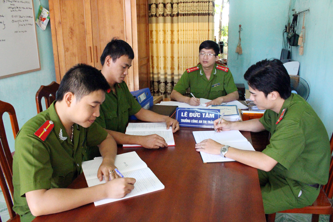 Ảnh 2 : Cán bộ, chiến sỹ Công an thị trấn Kiến Giang họp bàn triển khai nhiệm vụ bảo vệ Đại hội Đảng bộ huyện lần thứ XXIII, nhiệm kỳ 2015-2020.