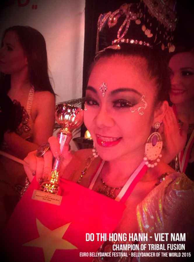  Đỗ Hồng Hạnh giành cúp vô địch Tribal Fusion Bellydance 2015.