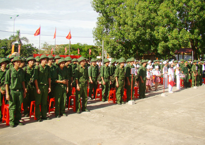 Ảnh 5 : Thanh niên Quảng Trạch hăng hái lên đường nhập ngũ bảo vệ Tổ quốc.       Ảnh: P.V