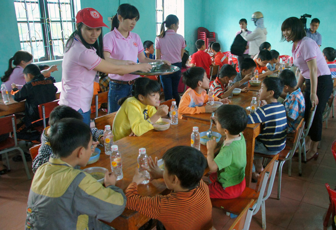  Cán bộ, nhân viên Công ty Cổ phần Chăn nuôi CP Việt Nam tự tay nấu cháo cho trẻ em khuyết tật ăn sáng.