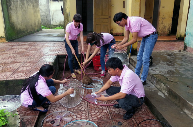 Các tình nguyện viên cùng nhau dọn dẹp khu nội trú của Trung tâm giáo dục trẻ khuyết tật huyện Lệ Thủy