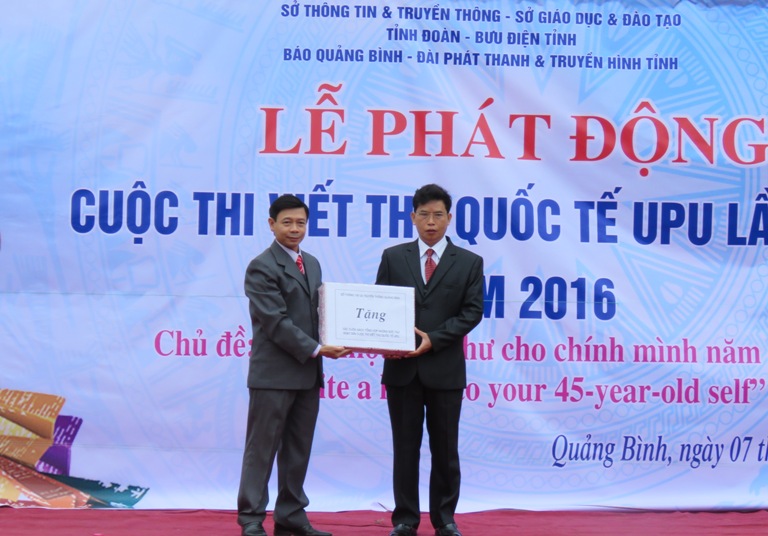 Ban tổ chức trao tặng các đầu sách tổng hợp những bức thư đoạt giải trong cuộc thi Viết thư quốc tế UPU cho thầy và trò Trường THCS số 1 Nam Lý.