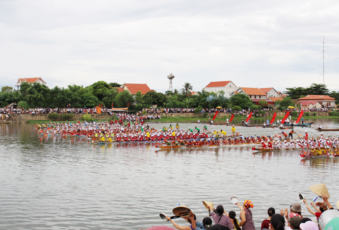 Lễ hội đua thuyền truyền thống trên sông Kiến Giang.