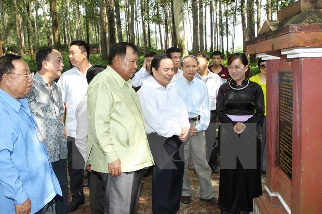 Một đoàn đại biểu Lào thăm di tích nơi ở và làm việc của Chủ tịch Kaysone Phomvihane tại thôn Làng Ngòi, xã Mỹ Bằng, huyện Yên Sơn vào năm 2012. (Ảnh: Dương Giang/TTXVN)