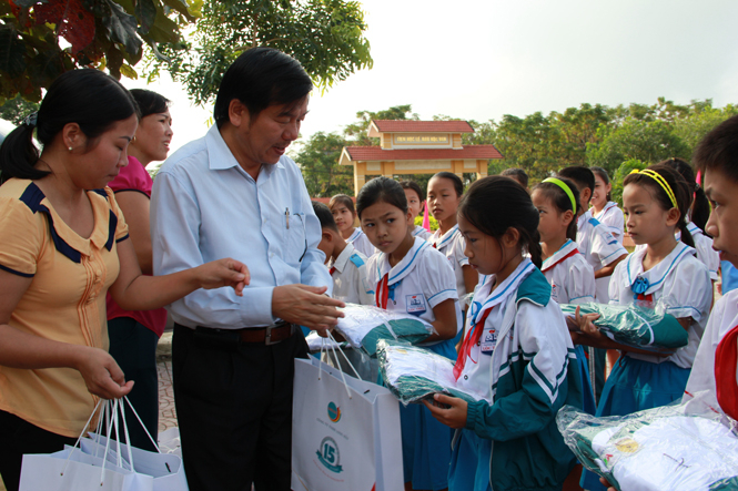 Các em học sinh Trường tiểu học Lộc Thuỷ nhận quà từ Quỹ Tấm lòng Việt.