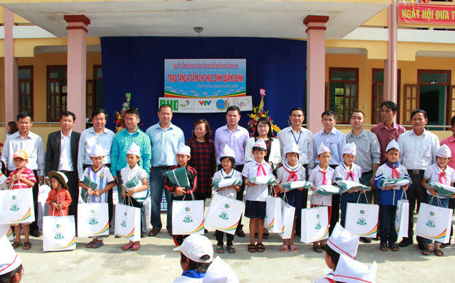 Đại diện Quỹ Tấm lòng Việt (Đài Truyền hình Việt Nam) cùng lãnh đạo Sở Giáo dục-Đào tạo trao quà cho các em học sinh Trường tiểu học Kim Thuỷ.