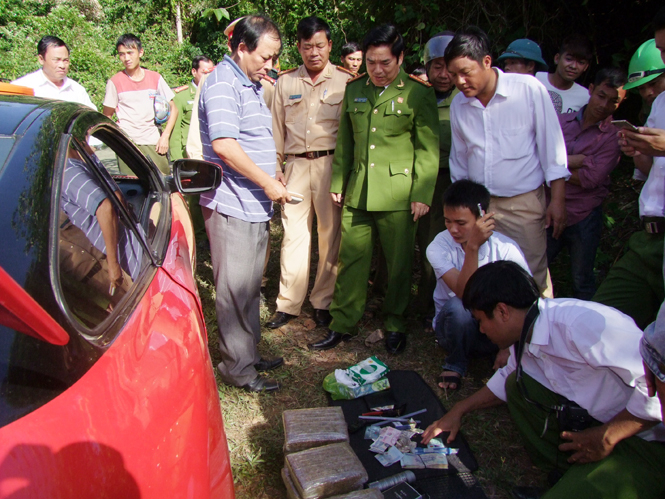 Lực lượng CSGT Công an tỉnh phát hiện và bắt giữ đối tượng vận chuyển 11 bánh cần sa.