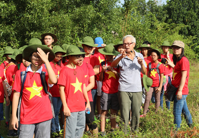 Các em học sinh Trường THCS Alpha, Hà Nội trong Hành trình “Đi để lớn” lần thứ nhất say mê nghe chủ nhân Làng chiến tranh Vực Quành Nguyễn Xuân Liên kể chuyện về Làng, về chiến tranh, về đất và người Quảng Bình.