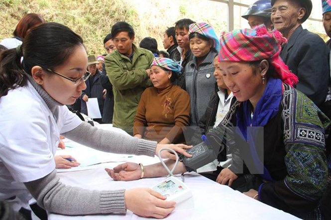 Các bác sỹ trẻ khám, cấp phát thuốc miễn phí cho người dân nghèo. (Ảnh: Trung Kiên/TTXVN)