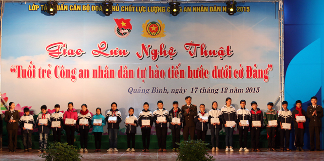  Đại diện Ban tổ chức lớp tập huấn tặng quà cho các em học sinh, sinh viên vượt khó học giỏi trên địa bàn thành phố Đồng Hới.