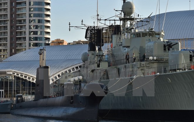 Tàu ngầm HMAS Onslow (trái) và tàu khu trục HMAS Vampire (phải) của hải quân Australia tại cảng Sydney ngày 4/8. (Nguồn: AFP/TTXVN)
