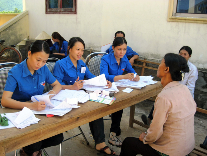  Đoàn viên thanh niên Quảng Trạch tư vấn về chăm sóc sức khỏe cho nhân dân trên địa bàn.