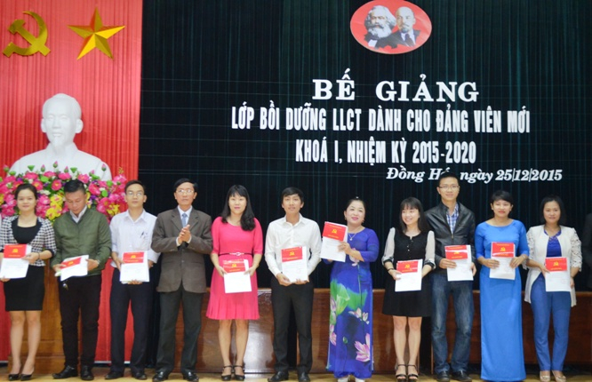 Đ/c Hoàng Minh Tiến,TUV, Bí thư Đảng ủy Khối các cơ quan tỉnh trao giấy chứng nhận cho các học viên xuất sắc