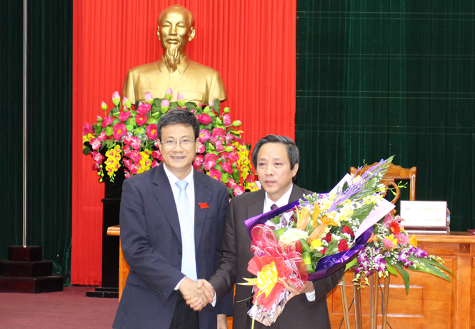 Đồng chí Lương Ngọc Bính, Ủy viên Trung ương Đảng tặng hoa chúc mừng đồng chí Hoàng Đăng Quang được bầu giữ chức Chủ tịch HĐND tỉnh khóa XVI, nhiệm kỳ 2011-2016.