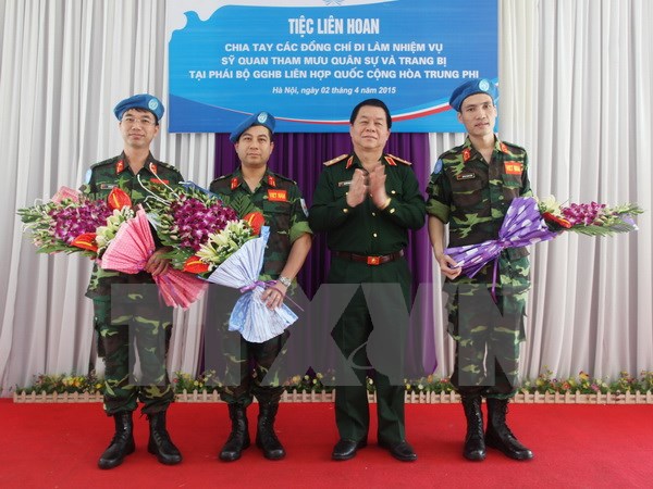 Ba sỹ quan Việt Nam lên đường làm nhiệm vụ tại Phái bộ Gìn giữ hòa bình Liên hợp quốc. (Ảnh: Hồng Pha/TTXVN)