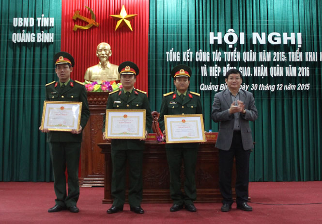 Thay mặt lãnh đạo tỉnh, đồng chí Trần Tiến Dũng, Tỉnh ủy viên, Phó Chủ tịch UBND tỉnh tặng bằng khen của UBND tỉnh cho các tập thể     