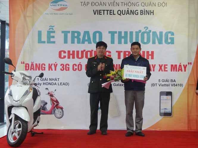 Đại diện Chi nhánh Viettel Quảng Bình trao giải nhất cho anh Trần Đức Cường ở xã Thuận Đức (TP.Đồng Hới).