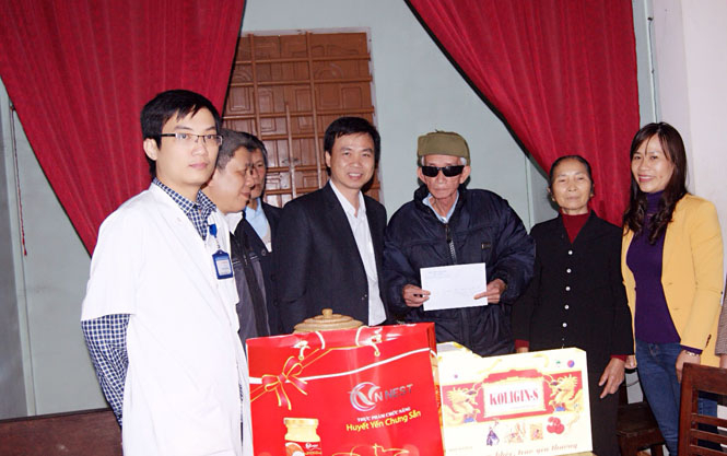Sở Y tế tặng quà cho gia đình mẹ nhân dịp đón Xuân mới 2016