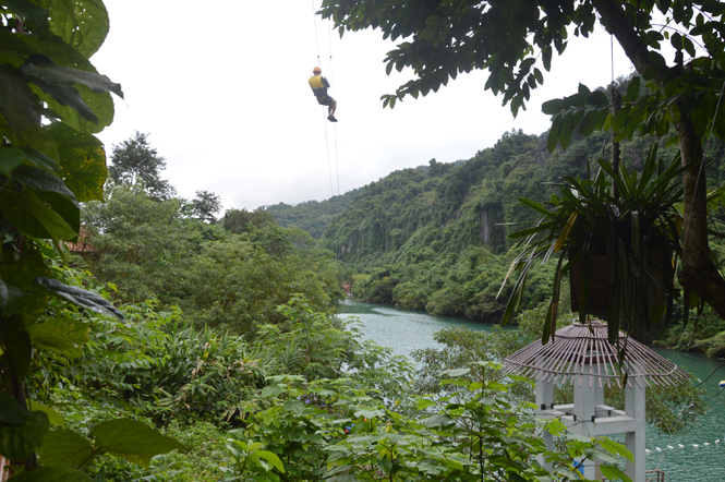 Mạo hiểm khám phá sông Chày, hang Tối bằng Zipline