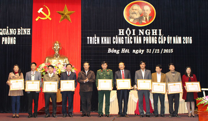 Đồng chí Trần Công Thuật, Phó Bí thư Thường trực Tỉnh ủy tặng Bằng khen của Ban Thường vụ Tỉnh ủy cho các tập thể