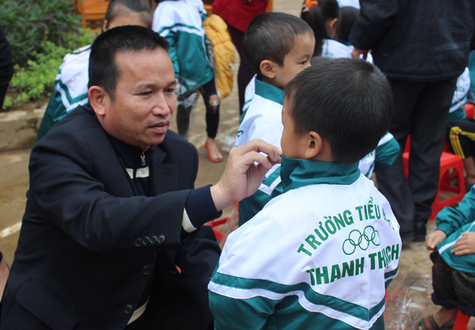 Giám đốc công ty Võ Phước Sỹ trao tặng quà cho các em học sinh