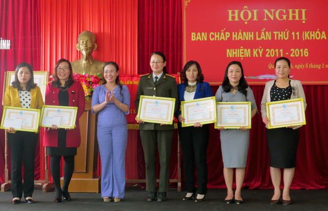 Đồng chí Phạm Thị Hân, Chủ tịch Hội LHPN tỉnh trao bằng khen cho các tập thể có thành tích xuất sắc trong phong trào phụ nữ và hoạt động Hội năm 2015.