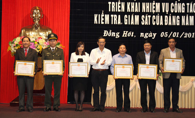 Đồng chí Trần Công Thuật, Phó Bí thư Thường trực Tỉnh ủy trao Bằng khen của Ban Thường vụ Tỉnh ủy cho các tập thể