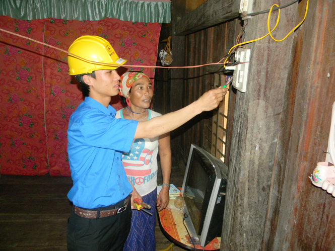 Các ĐVTN Công ty Điện lực Quảng Bình sửa chữa thiết bị điện nội thất giúp bà con xã Trường Sơn, huyện Quảng Ninh.