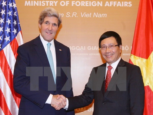 Phó Thủ tướng, Bộ trưởng Ngoại giao Phạm Bình Minh và Ngoại trưởng Hoa Kỳ John Kerry trong cuộc gặp năm 2013 tại Hà Nội. (Ảnh: Thống Nhất/TTXVN)