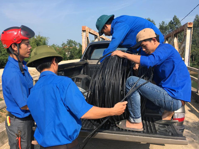 Các đoàn viên thanh niên tham gia thực hiện công trình “Thắp sáng đường quê” tại thôn La Hà Tây, xã Quảng Văn.