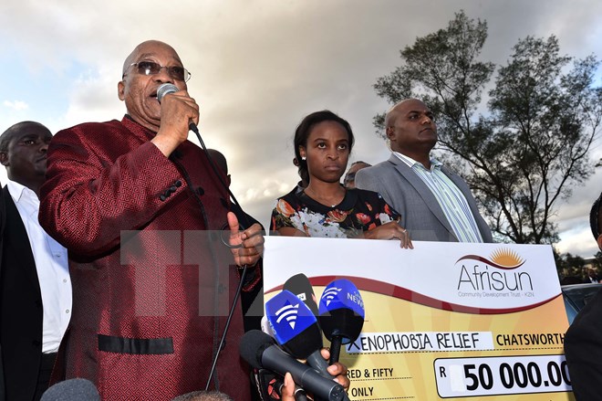 Tổng thống Nam Phi Jacob Zuma (trái, trước) phát biểu khi đến thăm một trại lưu trú của người nước ngoài ở Chatsworth thuộc Duban. (Nguồn: THX/TTXVN)