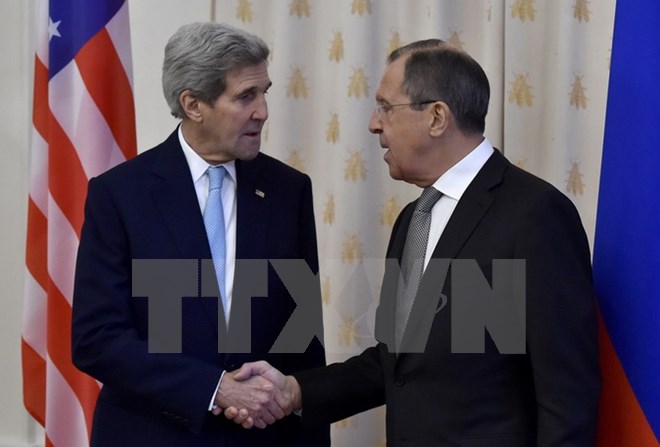 Ngoại trưởng Nga Sergei Lavrov (phải) và Ngoại trưởng Mỹ John Kerry. (Nguồn: AFP/TTXVN)