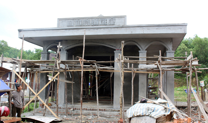 Nhà Văn hóa bản Khe Dây đang hoàn thiện.
