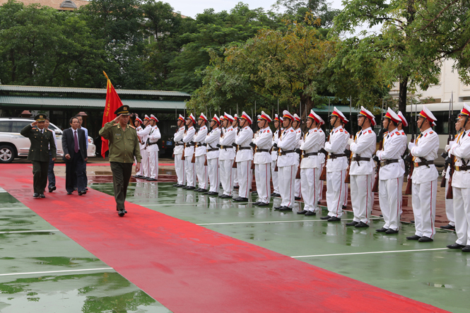 Ảnh 9 : Đại tướng Trần Đại Quang, Ủy viên Bộ Chính trị, Bộ trưởng Bộ Công an đến thăm và làm việc tại Công an Quảng Bình.