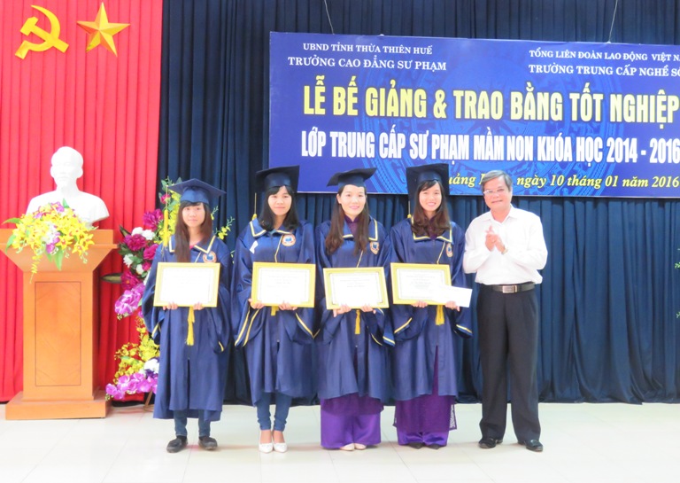 Lãnh đạo Liên đoàn Lao động tỉnh trao giấy khen và phần thưởng cho các học sinh sinh viên xuất sắc. 