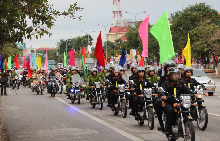 Các lực lượng diễu hành trên các tuyến phố chính tại thành phố Đồng Hới 	