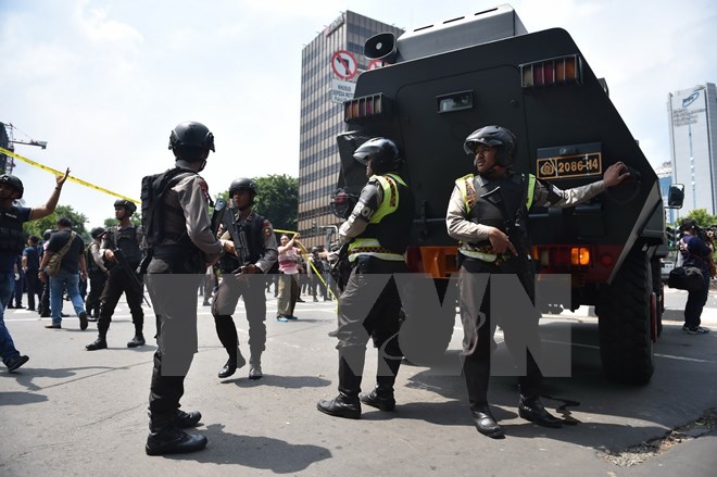 Cảnh sát Indonesia gác gần quán càphê Starbucks sau vụ tấn công. (Nguồn: AFP/TTXVN)