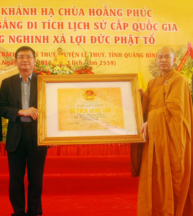 Chú thích ảnh:1) Lãnh đạo Cục Di sản Văn hóa trao Bằng Di tích lịch sử quốc gia Chùa Hoằng Phúc cho đại diện lãnh đạo tỉnh ta và Chùa Hoằng Phúc.