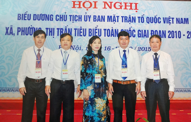 Ảnh 8 : Anh Đinh Văn Bình (người thứ hai từ bên phải sang) tại hội nghị biểu dương Chủ tịch Mặt trận các xã, phường, thị trấn toàn quốc giai đoạn 2010-2015.