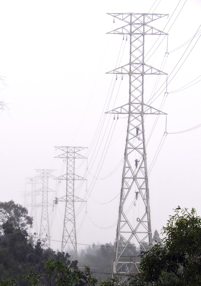 Công nhân đang thi công công trình đường dây 220kV Vũng Áng-Ba Đồn-Đồng Hới.