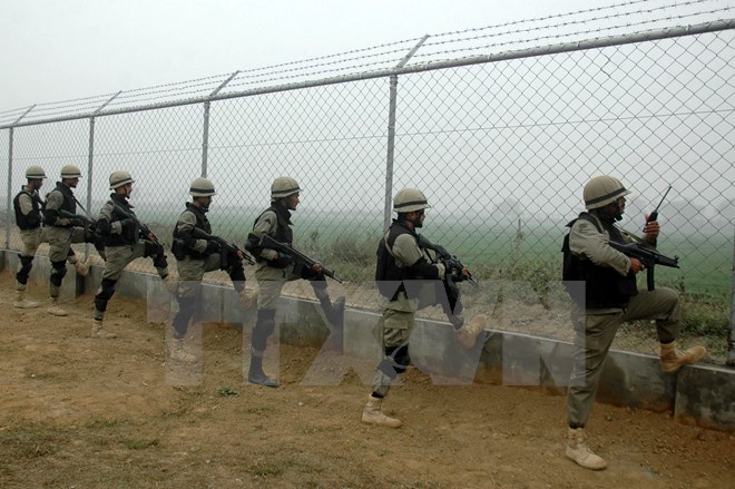 Binh sỹ Pakistan gác tại Wagah, dọc biên giới Pakistan-Ấn Độ. (Nguồn: THX/TTXVN)
