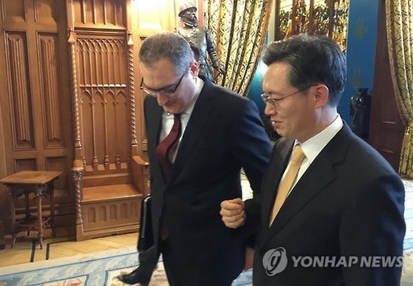 Đặc phái viên về vấn đề hạt nhân của Hàn Quốc Hwang Joon-kook và người đồng cấp Nga Igor Morgulov. (Nguồn: Yonhap)